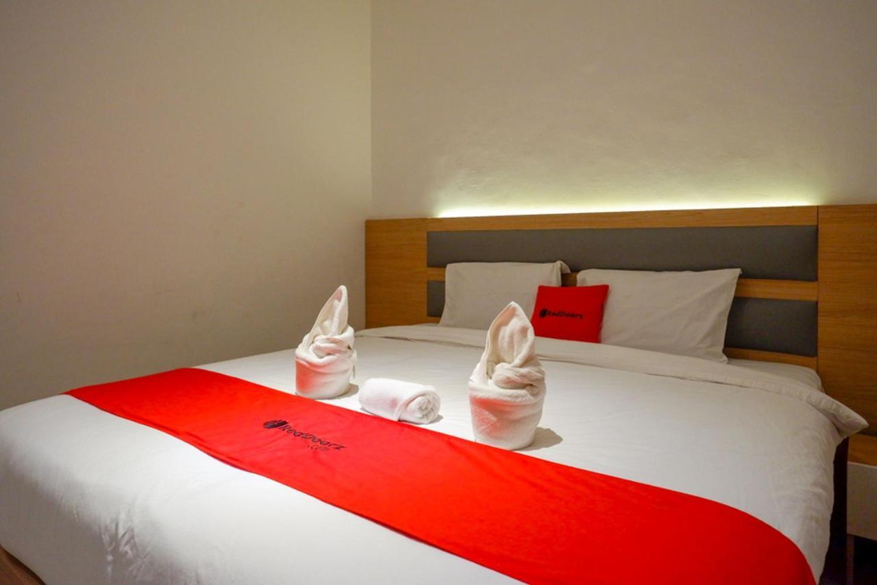 Reddoorz Plus @ Losari Makassar Ngoại thất bức ảnh